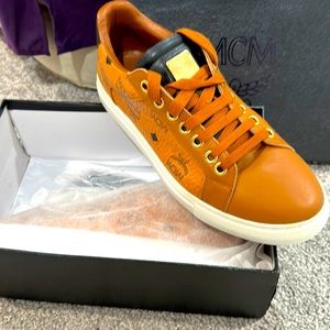 MCM Authentic low top sneakers…unisex size 45

HOLIDAY DISCOUNT